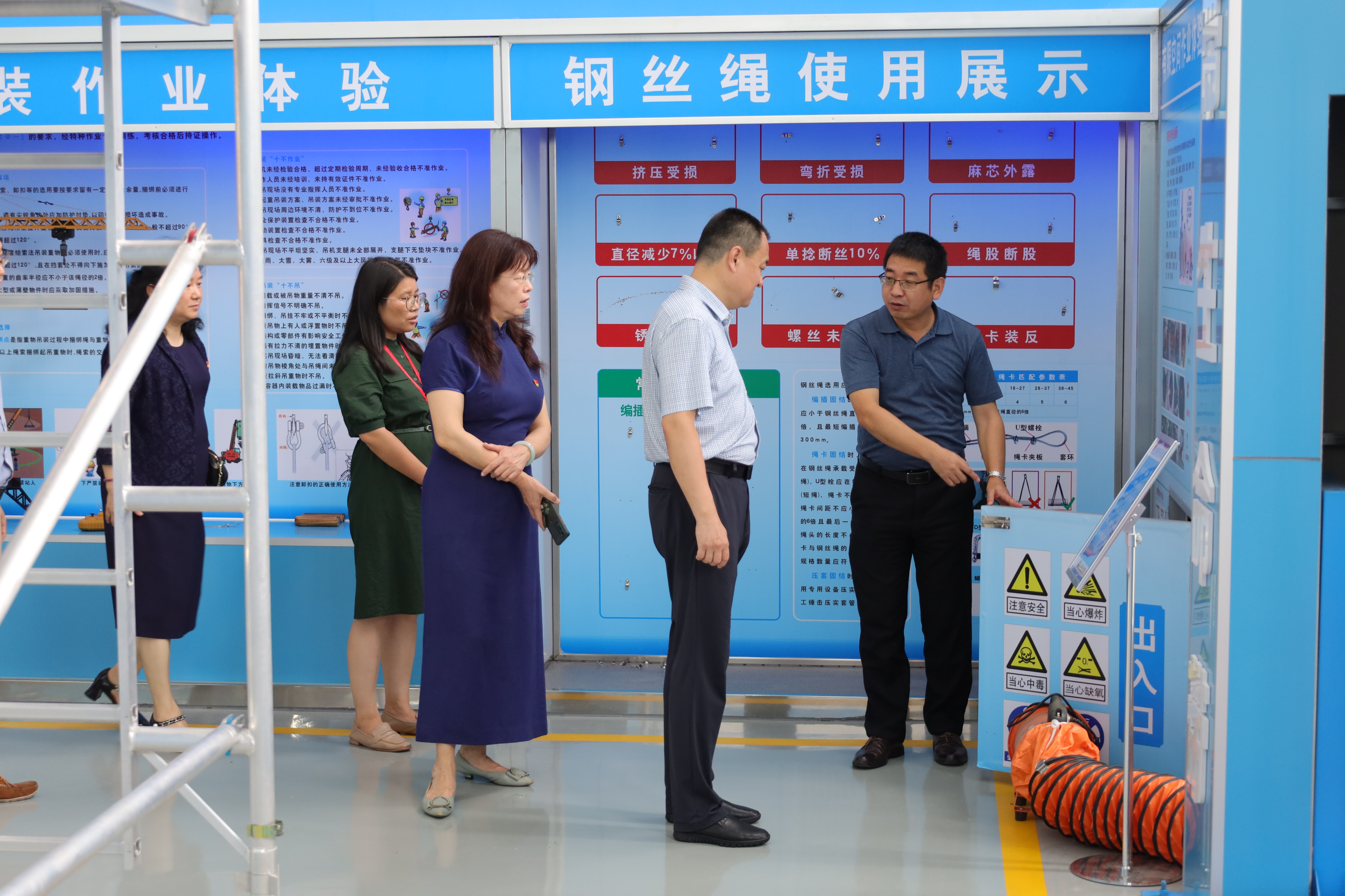 指導(dǎo)組走訪建筑工程學(xué)院智慧建筑設(shè)備設(shè)施實(shí)訓(xùn)基地2.jpg