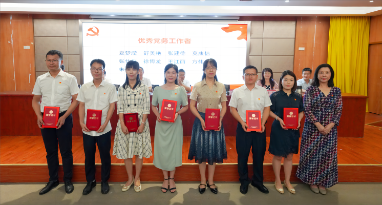 黨委副書記、校長李麗為優(yōu)秀黨務工作者頒獎.png