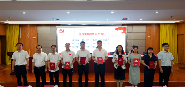 黨委委員、副校長揭英榮、吳志敏、張小廣為獲獎代表頒獎.png