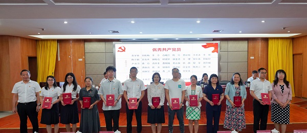 徐書記方書記頒獎.jpg