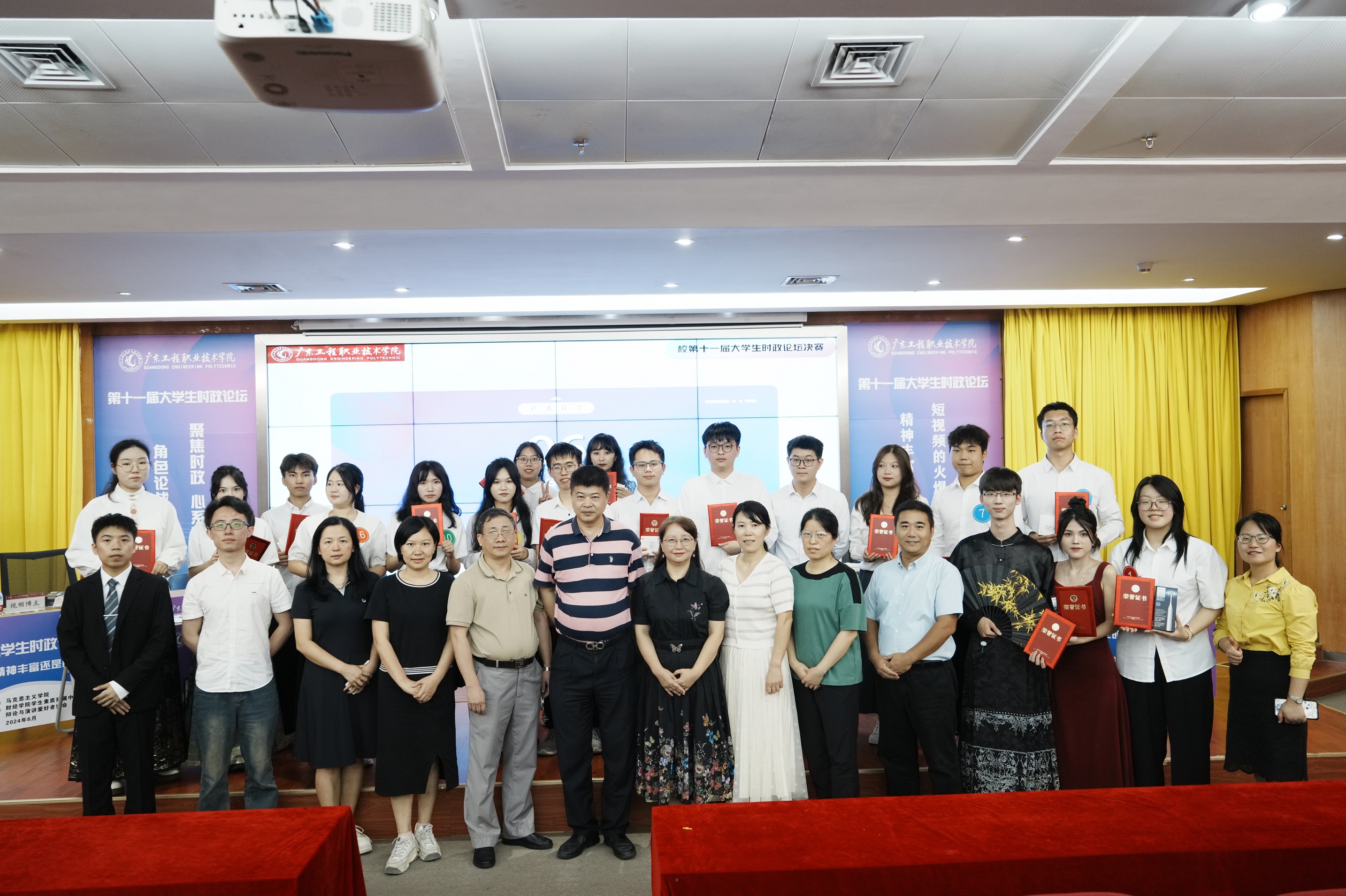 廣州校區(qū)評委選手合影.jpg