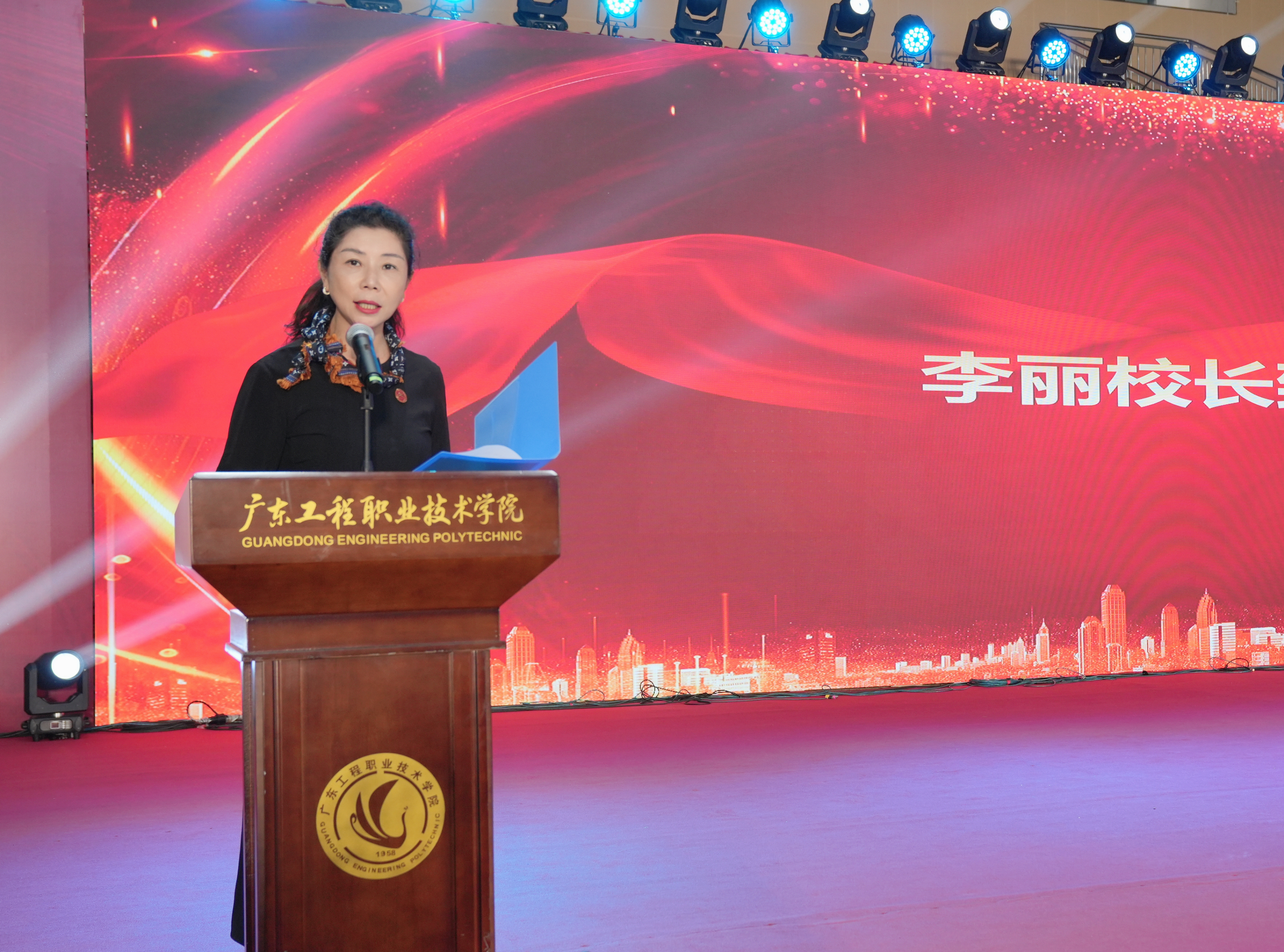 李校.jpg 李校.jpg