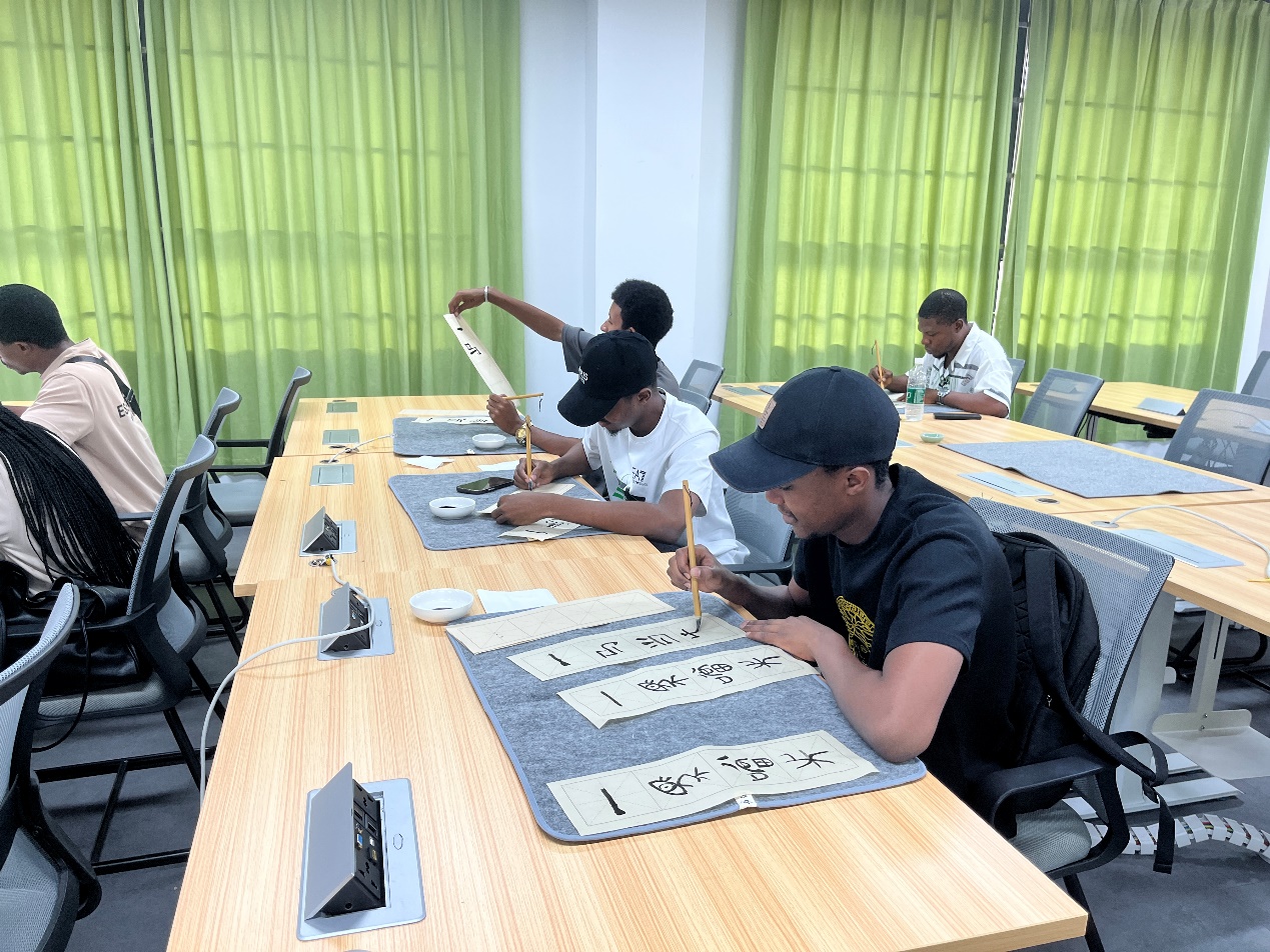 【精艺设计】留学生沉浸中国书法魅力,挥毫泼墨体验东方艺术瑰宝1.jpg