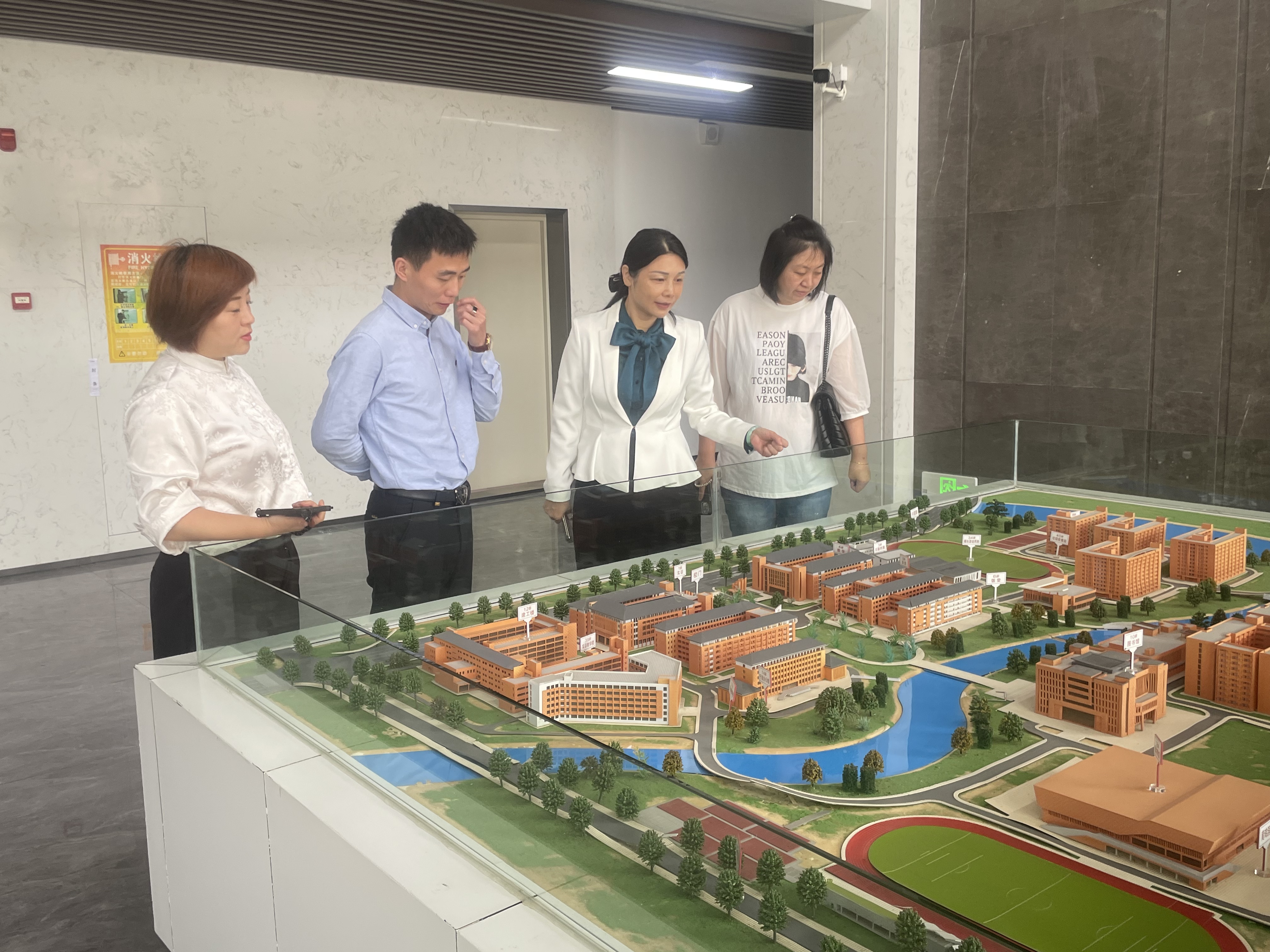 参观学校沙盘.jpg