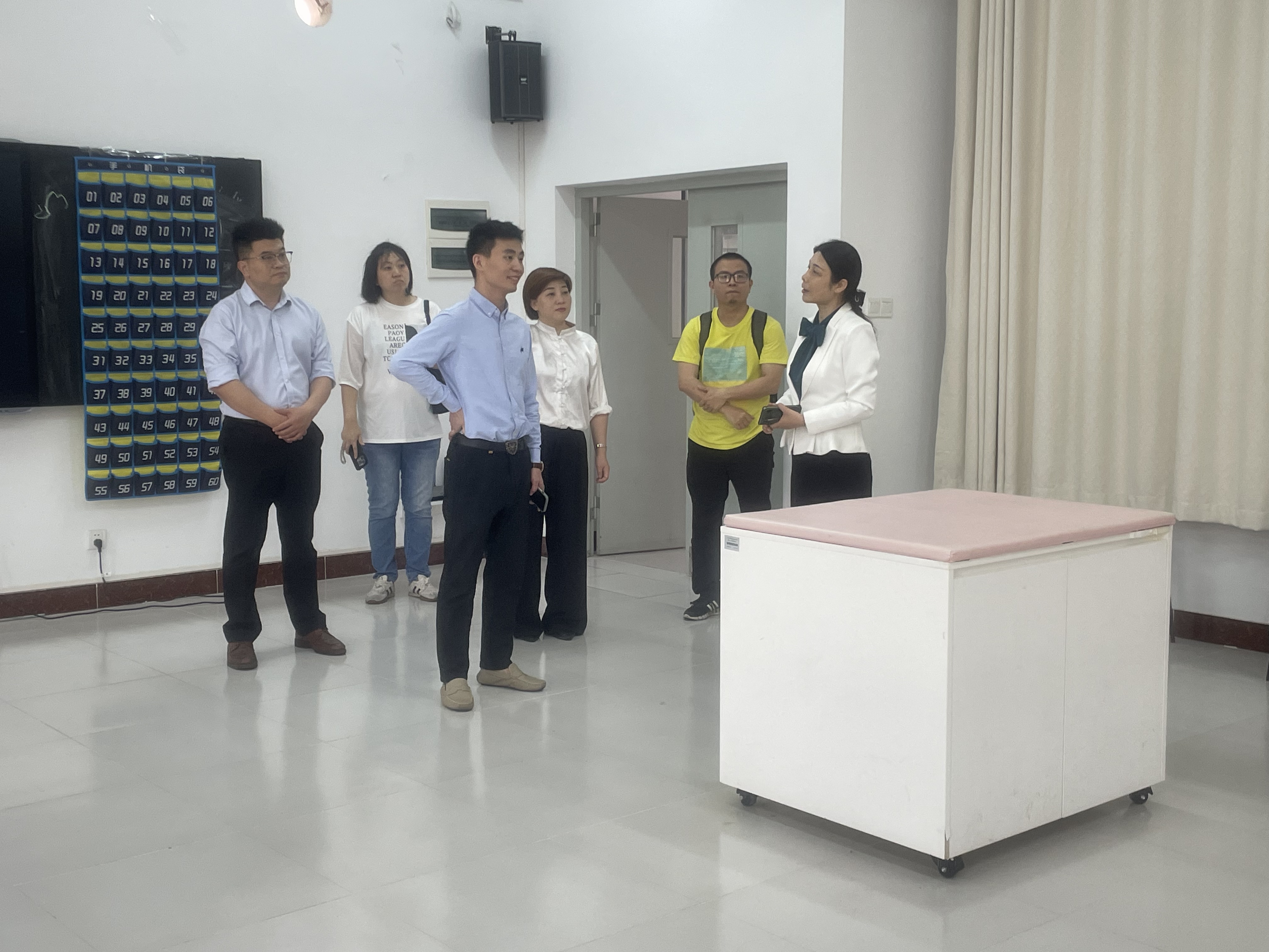 参观婴幼儿托育服务与管理专业实训室.jpg