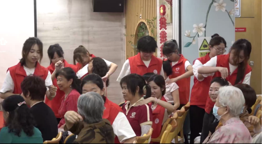 同学们一对一地给老人梳头按摩(1).png