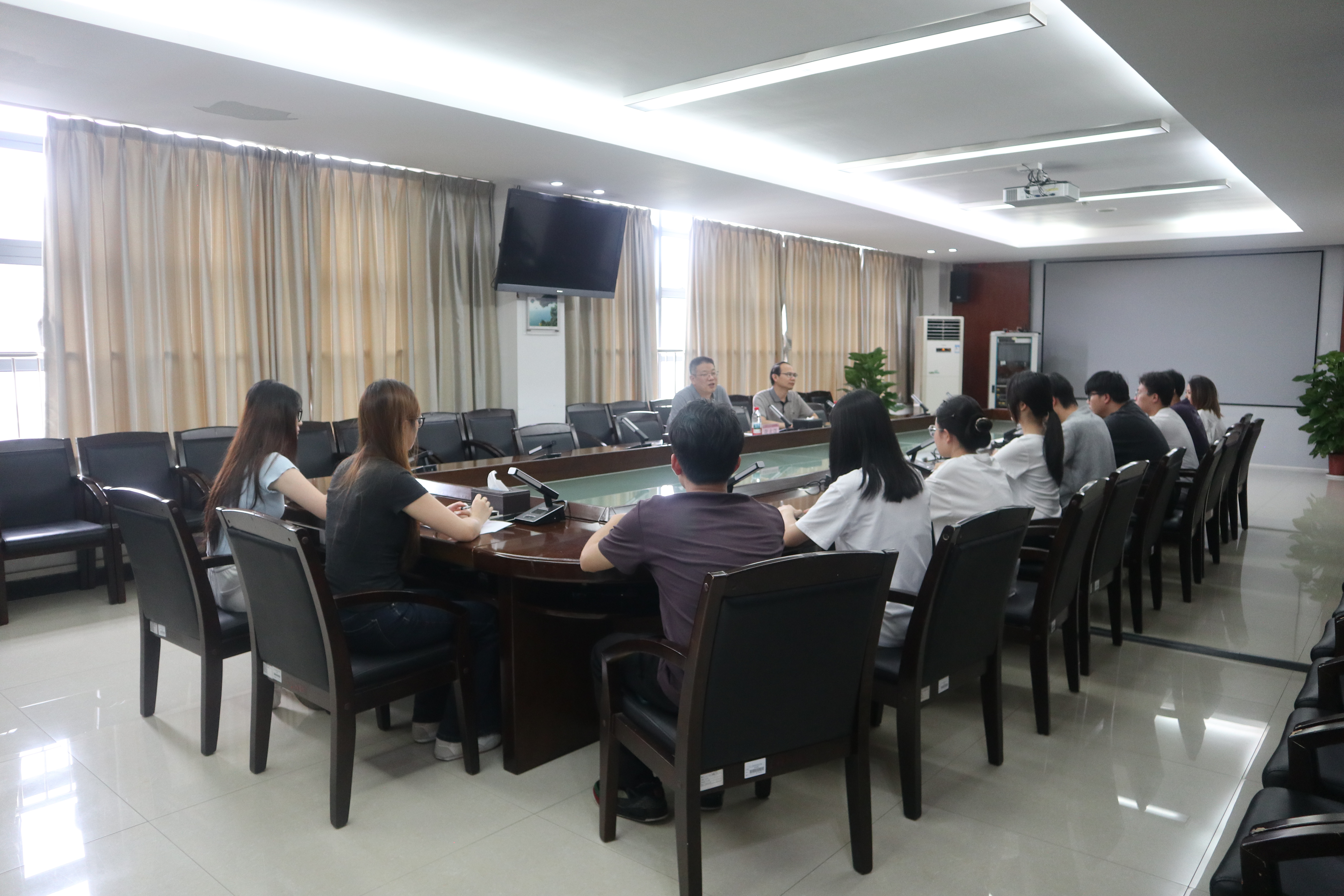 座谈会.jpg